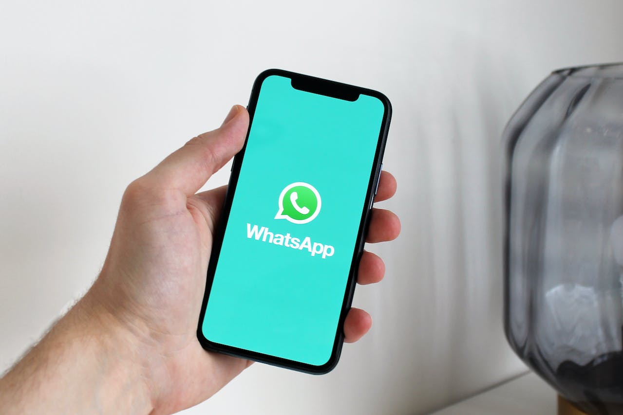 Ein Bild von rinrm Smartphone mit WhatsApp